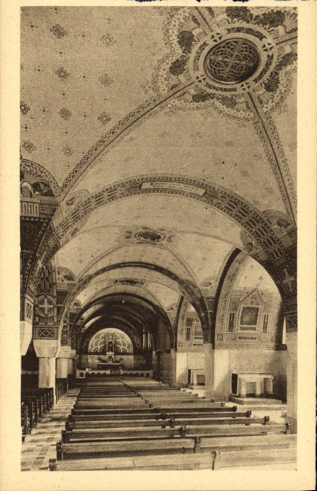 CPA La Basilique de Lisieux La Crypte Une Nef laterale