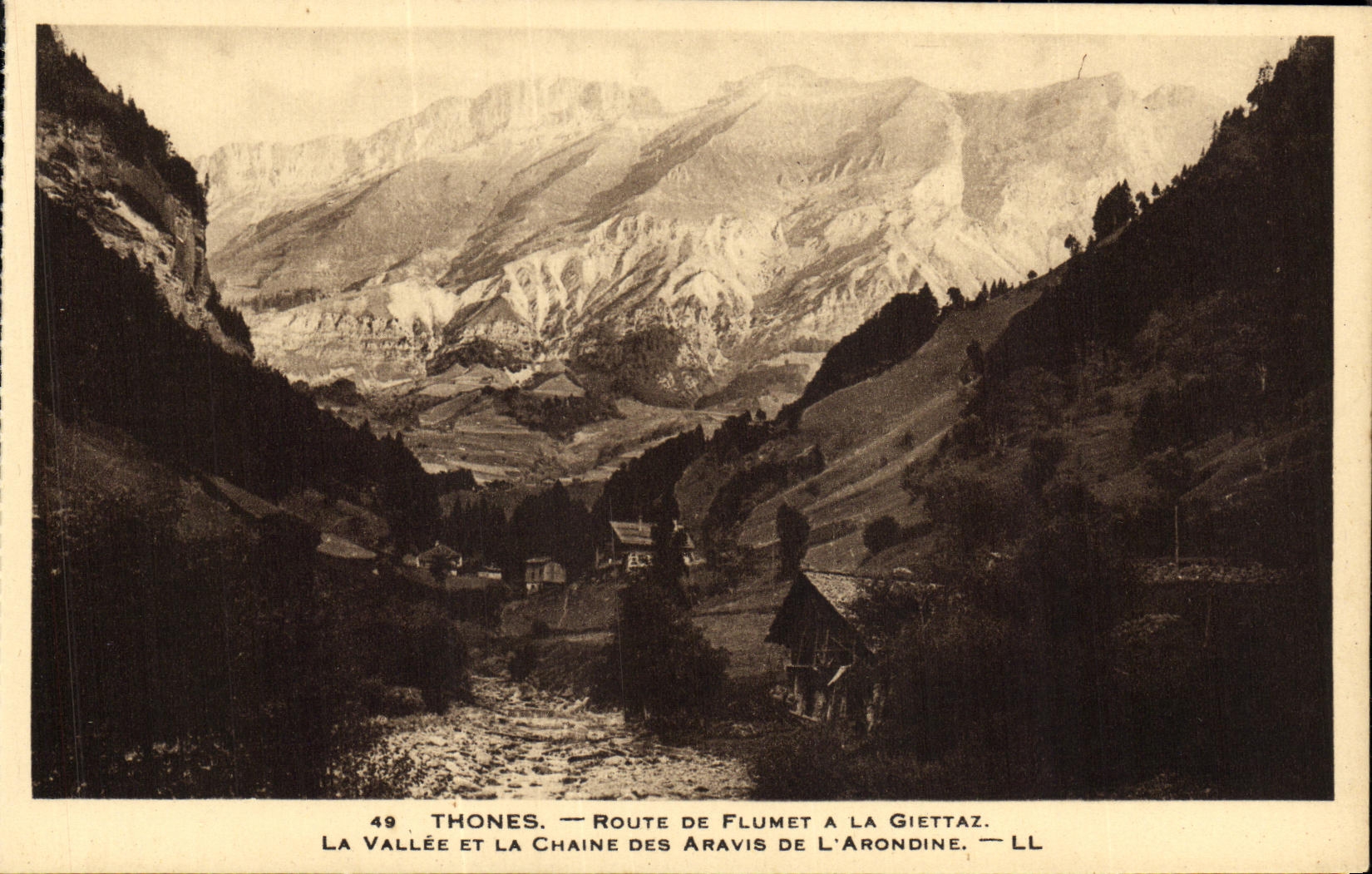 CPA Thones Route de Flumet a la Giettaz La vallee et la chaine des Aravis de l Arondine
