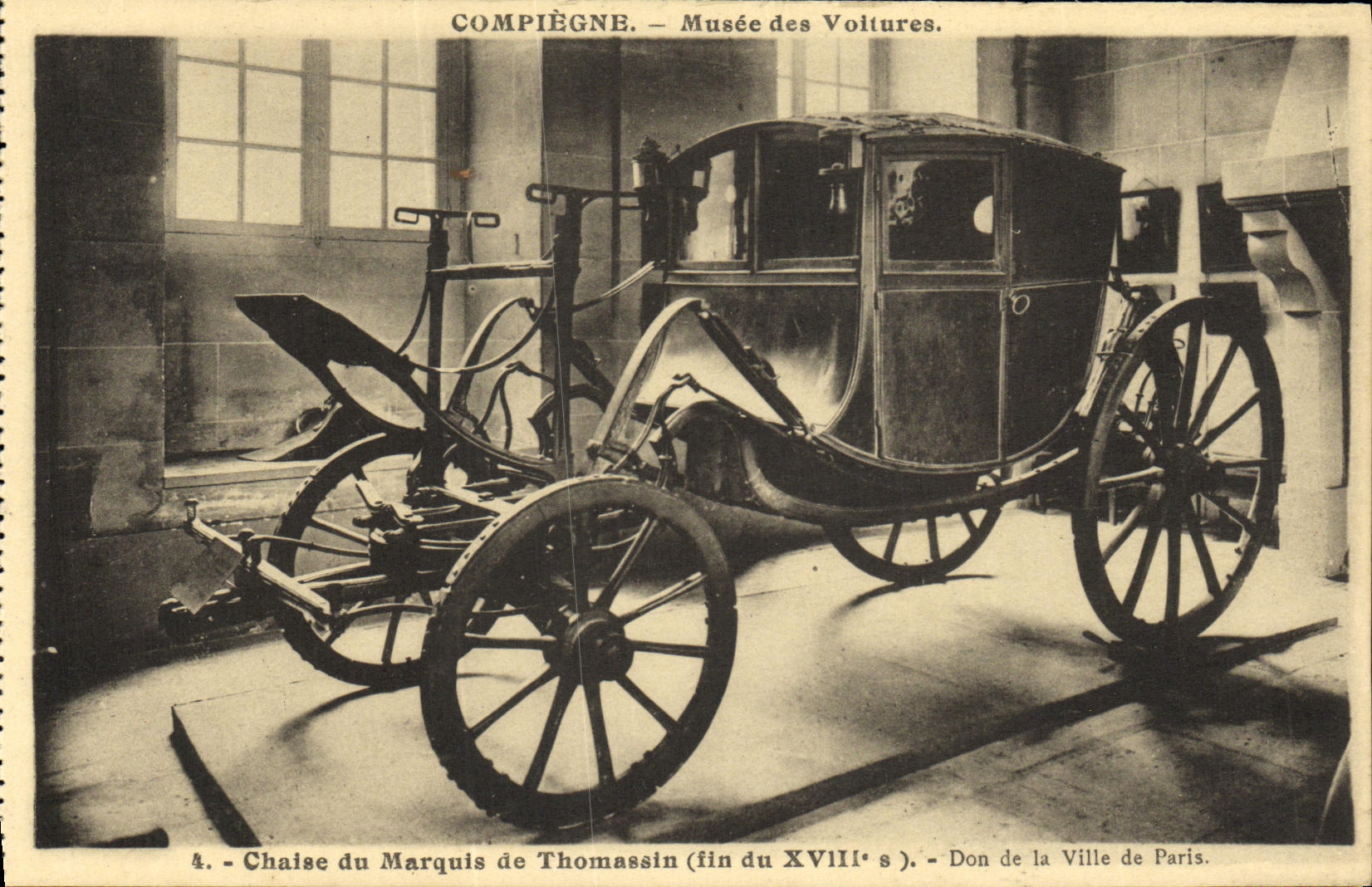 CPA Chaise du Marquis de Thomassin Don de la ville de Paris Compiegne Musee des voitures