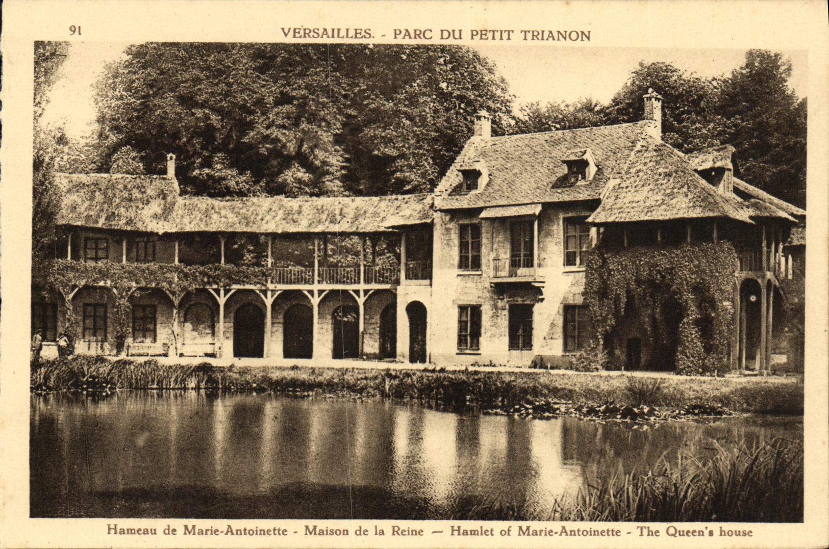 CPA Versailles Parc du Petit Trianon Hameau de Marie Antoinette Maison de la Reine