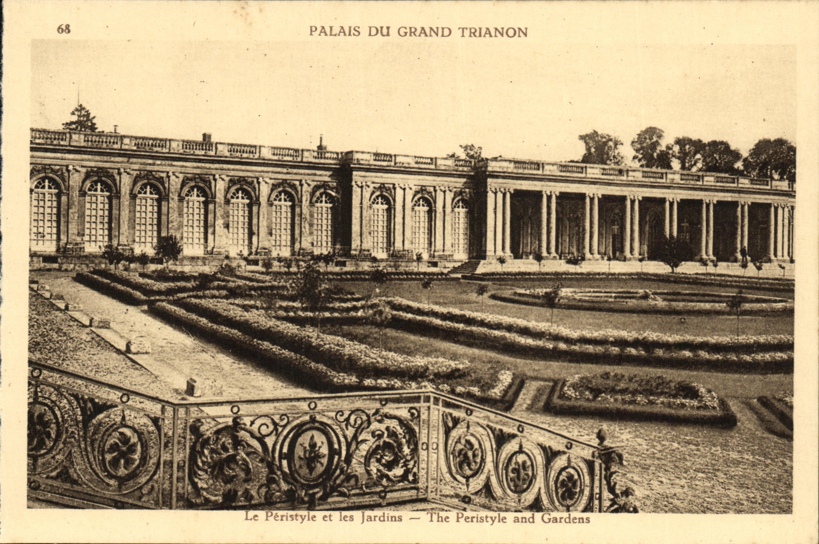 CPA Palais du Gand Trianon Les Peristyle et les Jardins Versailles