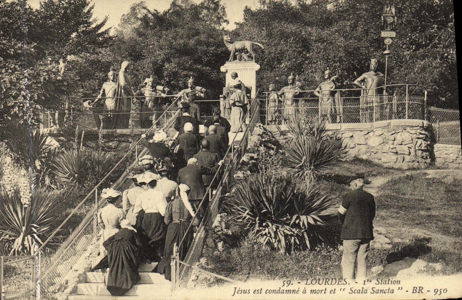 CPA Lourdes 1ere Station Jesus est condamne a mort et Scala Sancta