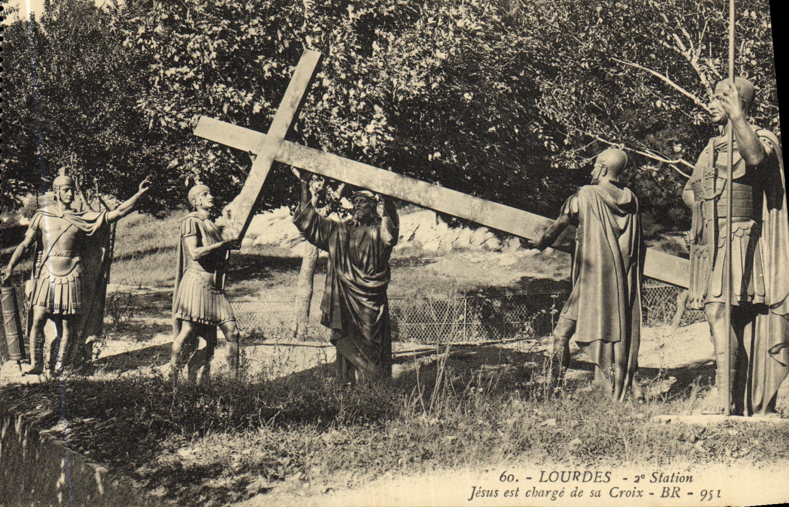 CPA Lourdes 2eme Station Jesus est charge de sa Croix