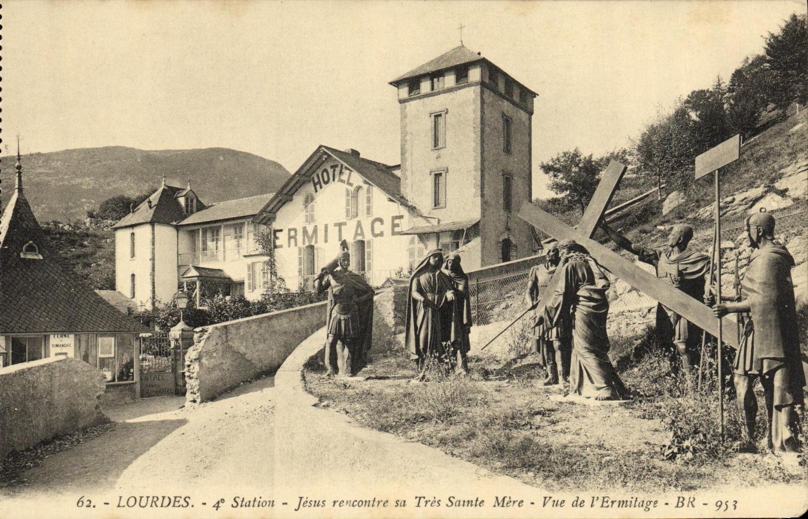 CPA Lourdes 4eme Station Jesus rencontre sa Tres Sainte Mere Vue de l Ermitage