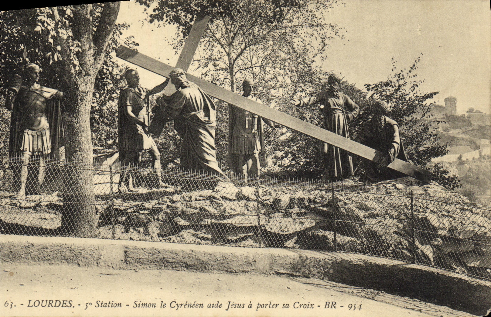 CPA Lourdes Station Simon le Cyreneen aide Jesus a Parter sa Croix