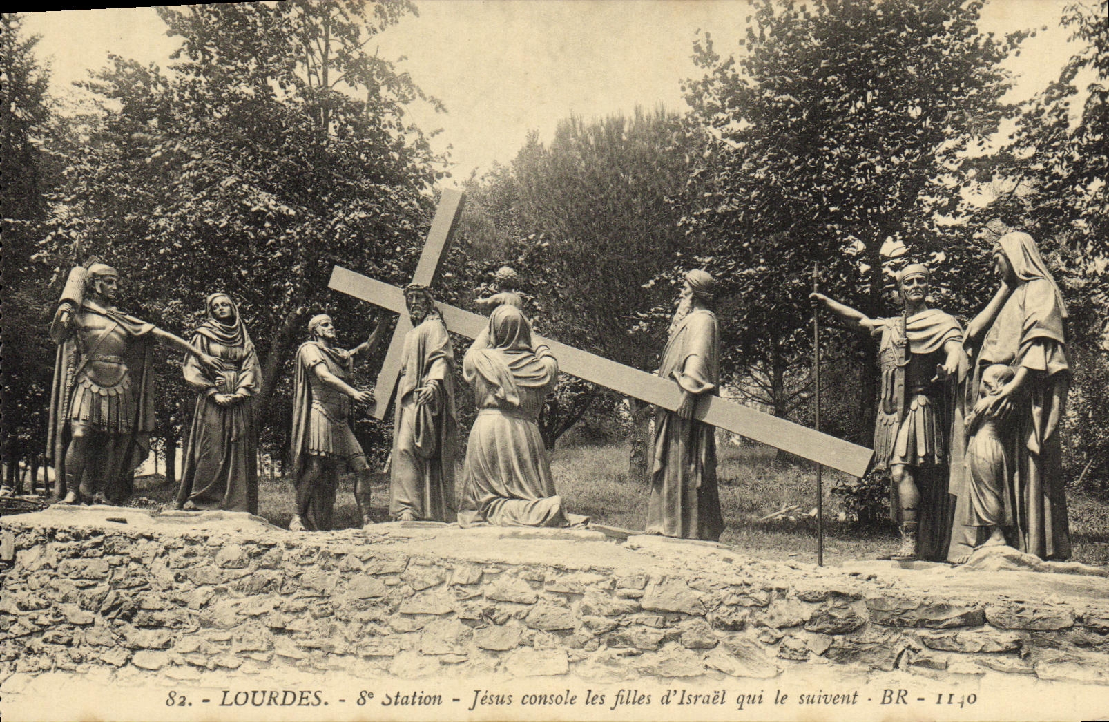 CPA Lourdes Station Jesus console les filles d Israel qui le suivent