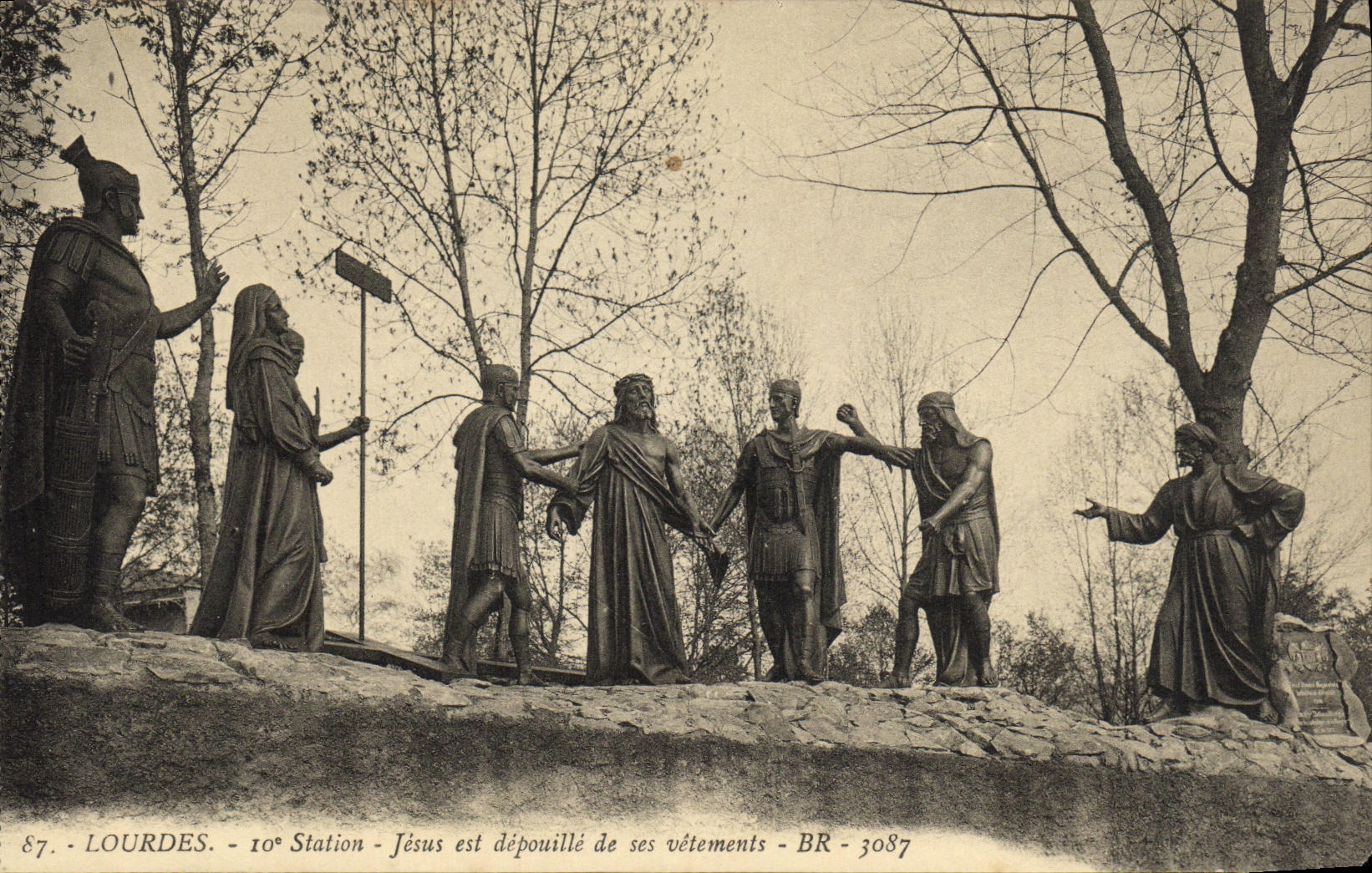 CPA Lourdes Station Jesus est depouille vetements