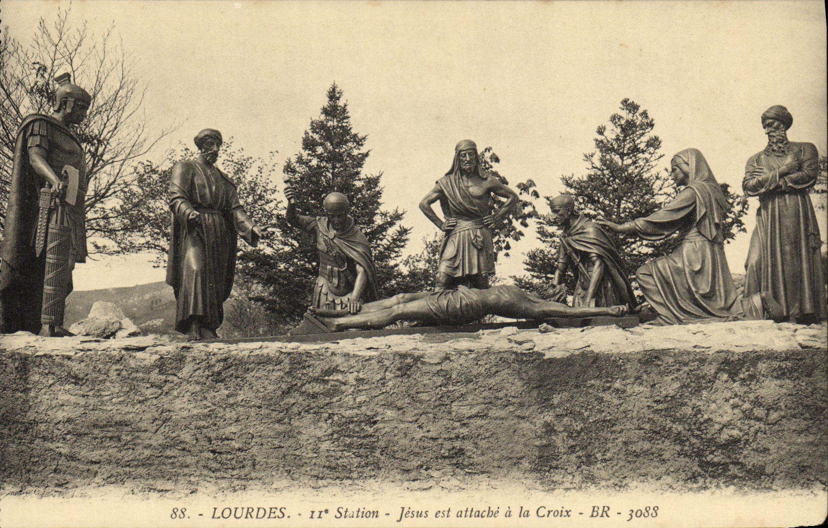 CPA Lourdes Station Jesus est attache a la Croix