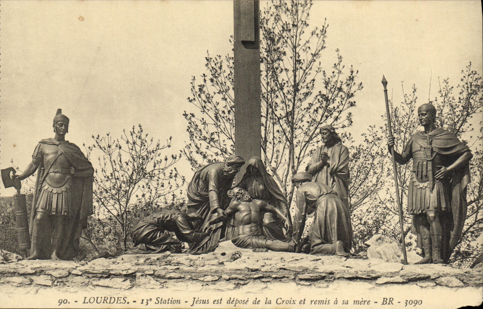 CPA Lourdes Station Jesus est depose de la Croix et remis a sa mere