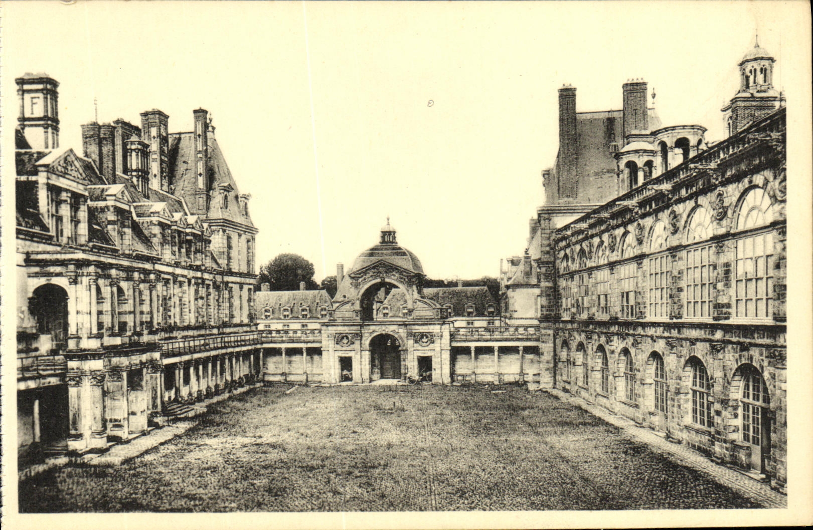 CPA Chateau de Fontainebleau La Cour Ovale