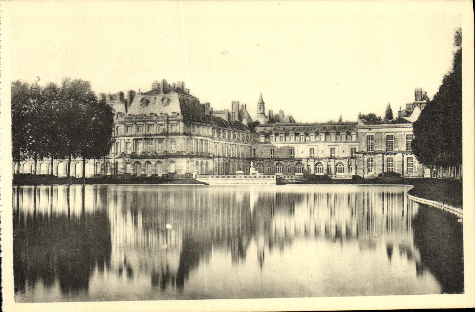 CPA Chateau de Fontainebleau Ensemble Sur La Piece D Eau