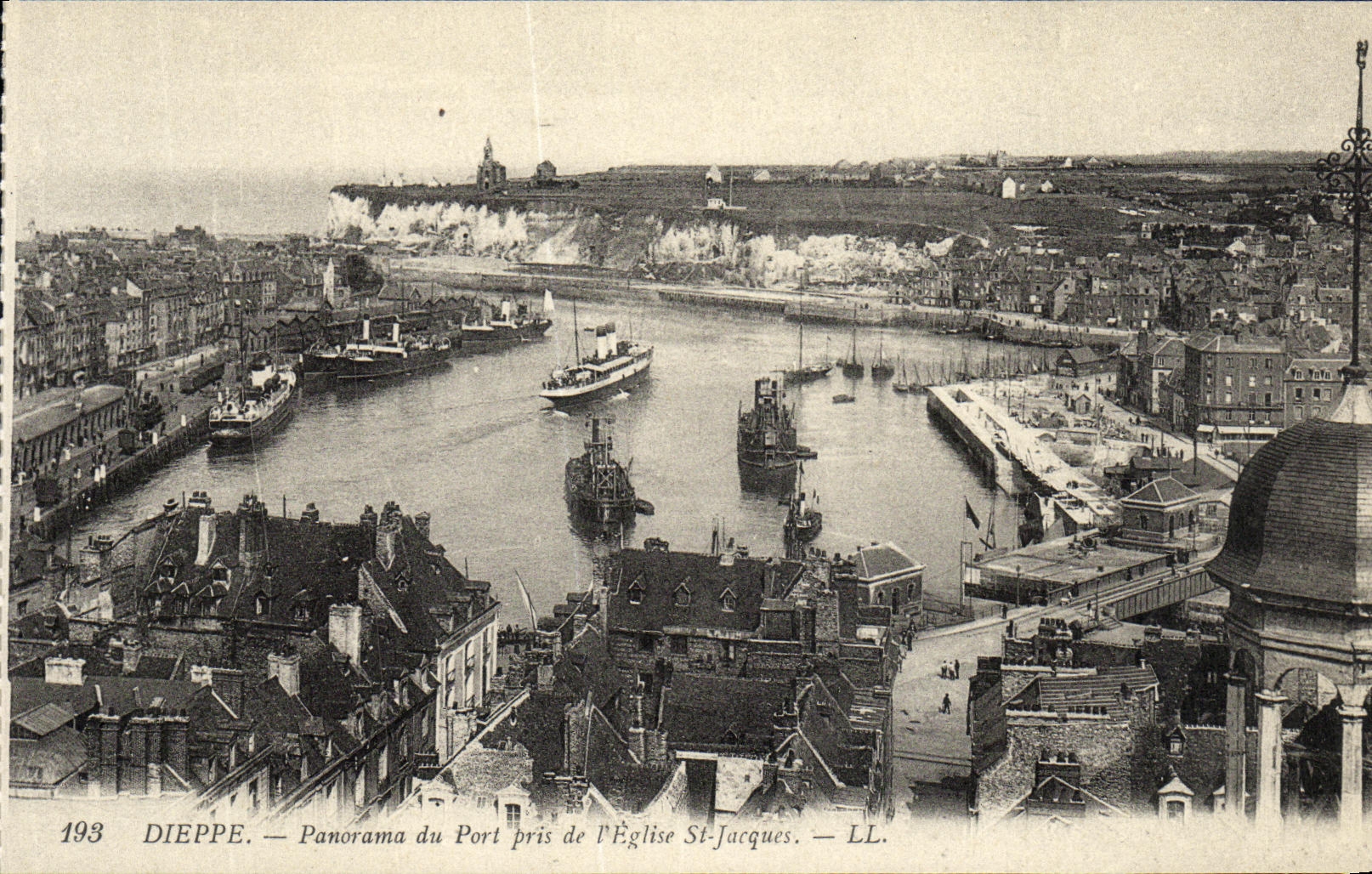 Panorama de Dieppe de la POSTAL de la VENDIMIA del puerto tomado de L barcos del St Jacques de la iglesia