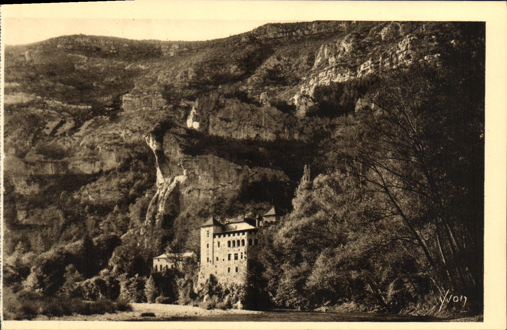 CPA Gorges du Tarn Chateau de La Caze XV e siecle cu des bords du Tarn