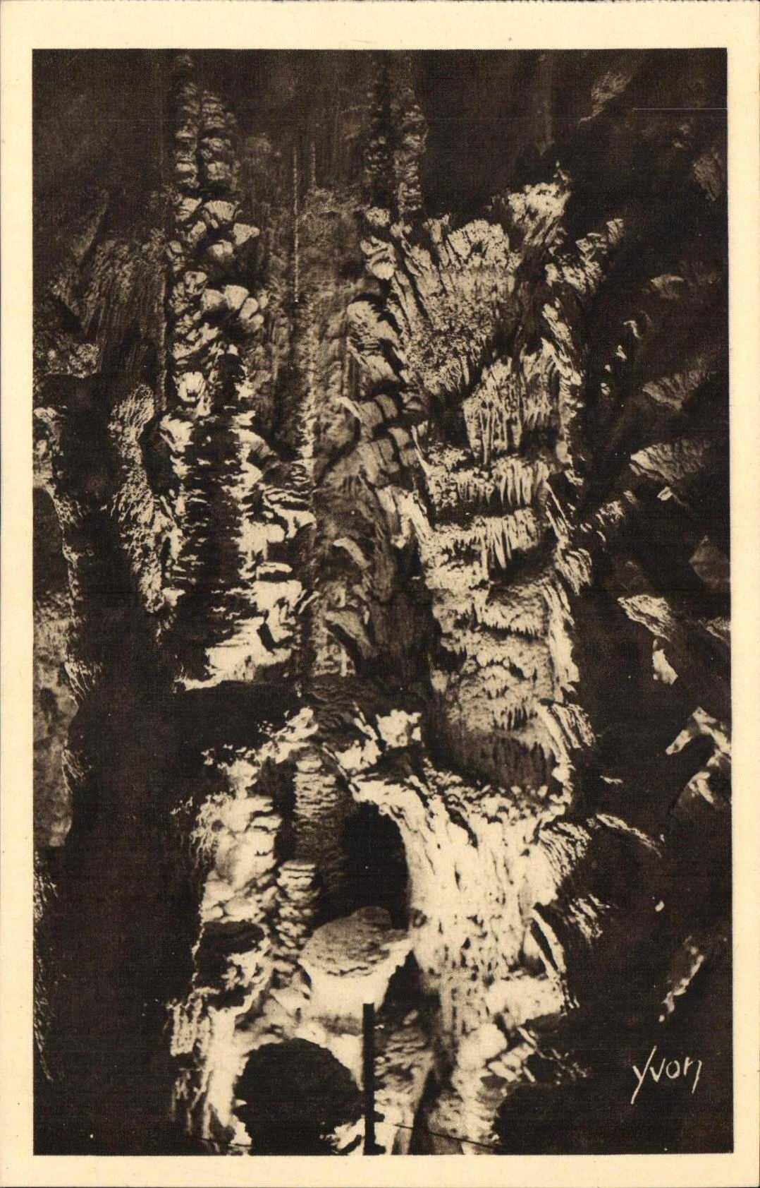 CPA La Merveille Souterraine des Groges du Tarn Aven Armand La base des Grandes Stalagmites
