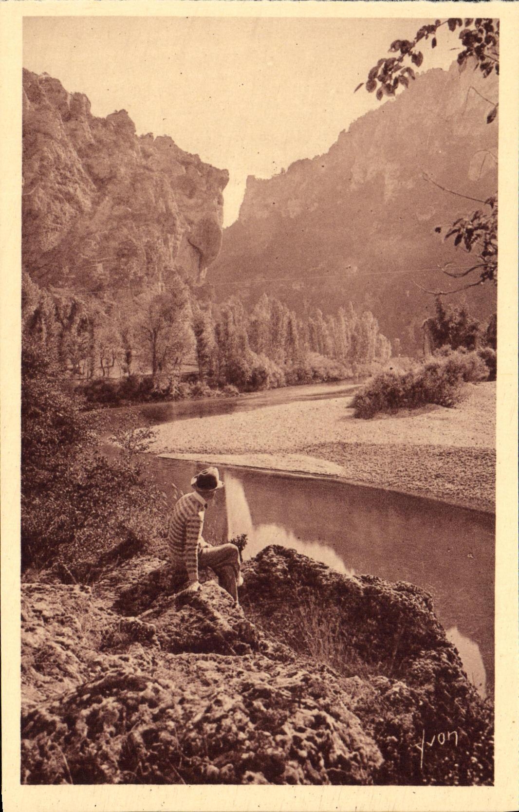 CPA Gorges du Tarn Les Detroits vus de l entree du cirque des Beaumes