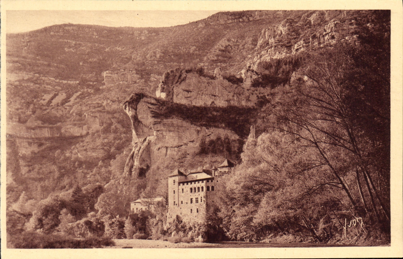 CPA Gorges du Tarn Chateau de La Caze XV e siecle vu des bords du Tran