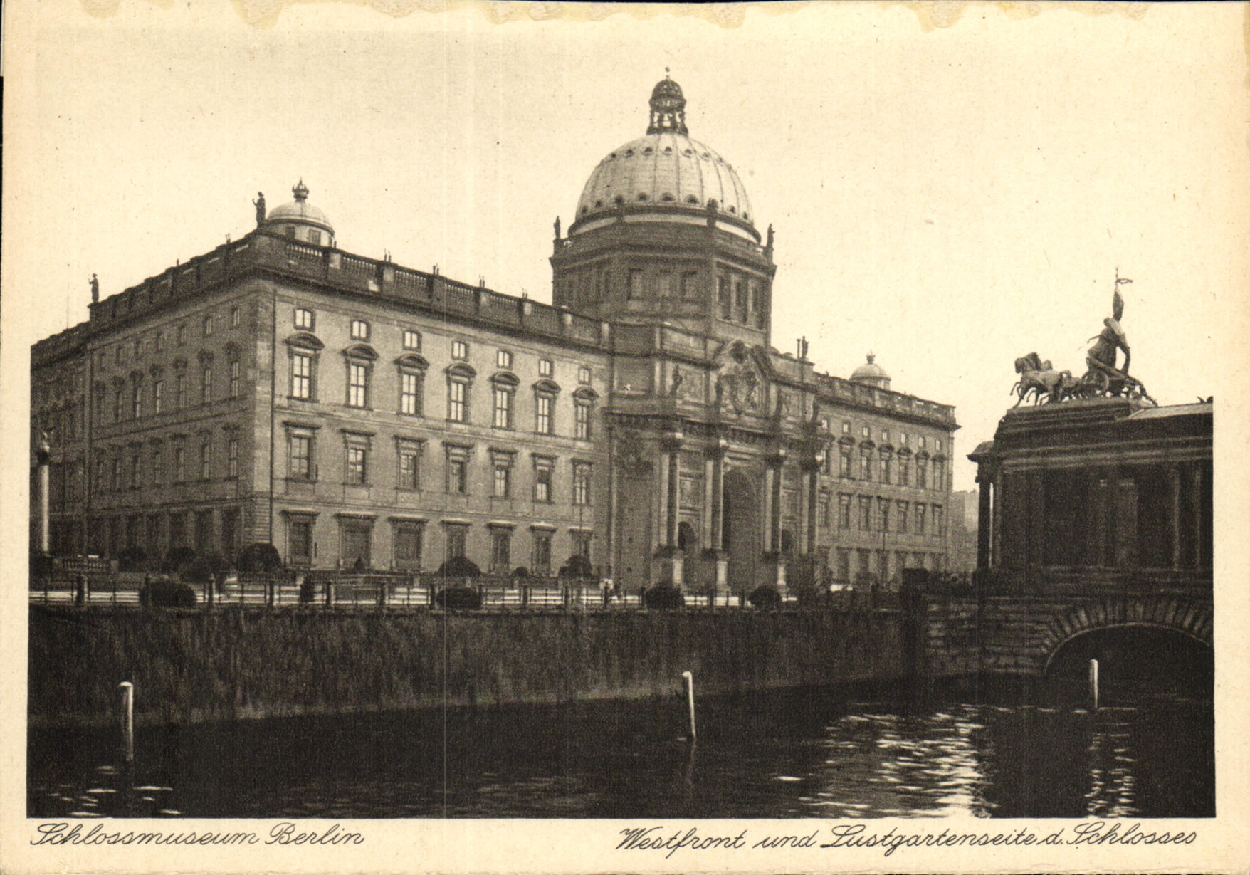 VINTAGE POSTCARD Schlossmuseum Berlin