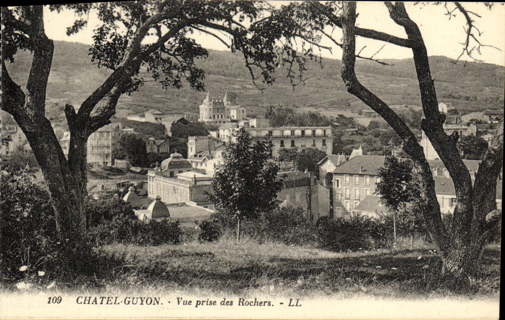 POSTAL Chatel Guyon de la VENDIMIA vista de las rocas