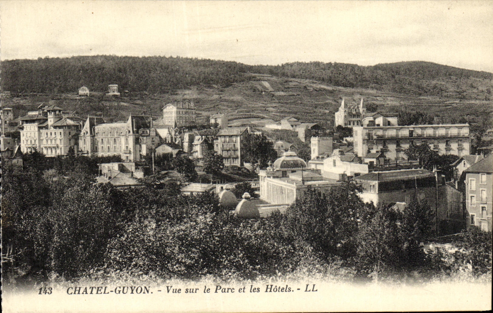 POSTAL Chatel Guyon de la VENDIMIA visto en el parque y los hoteles