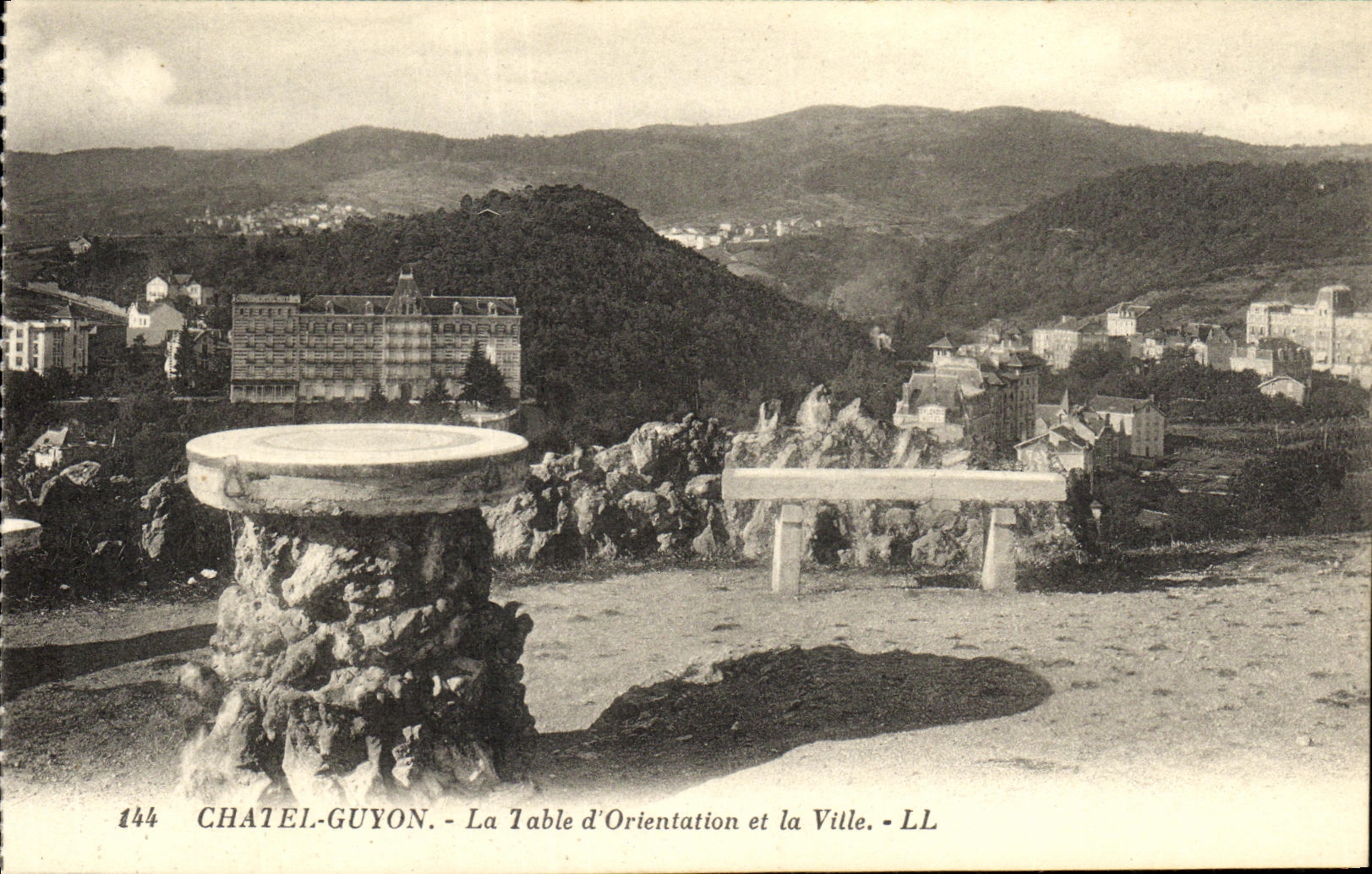 POSTAL Chatel Guyon de la VENDIMIA la orientacion de la tabla D y la ciudad