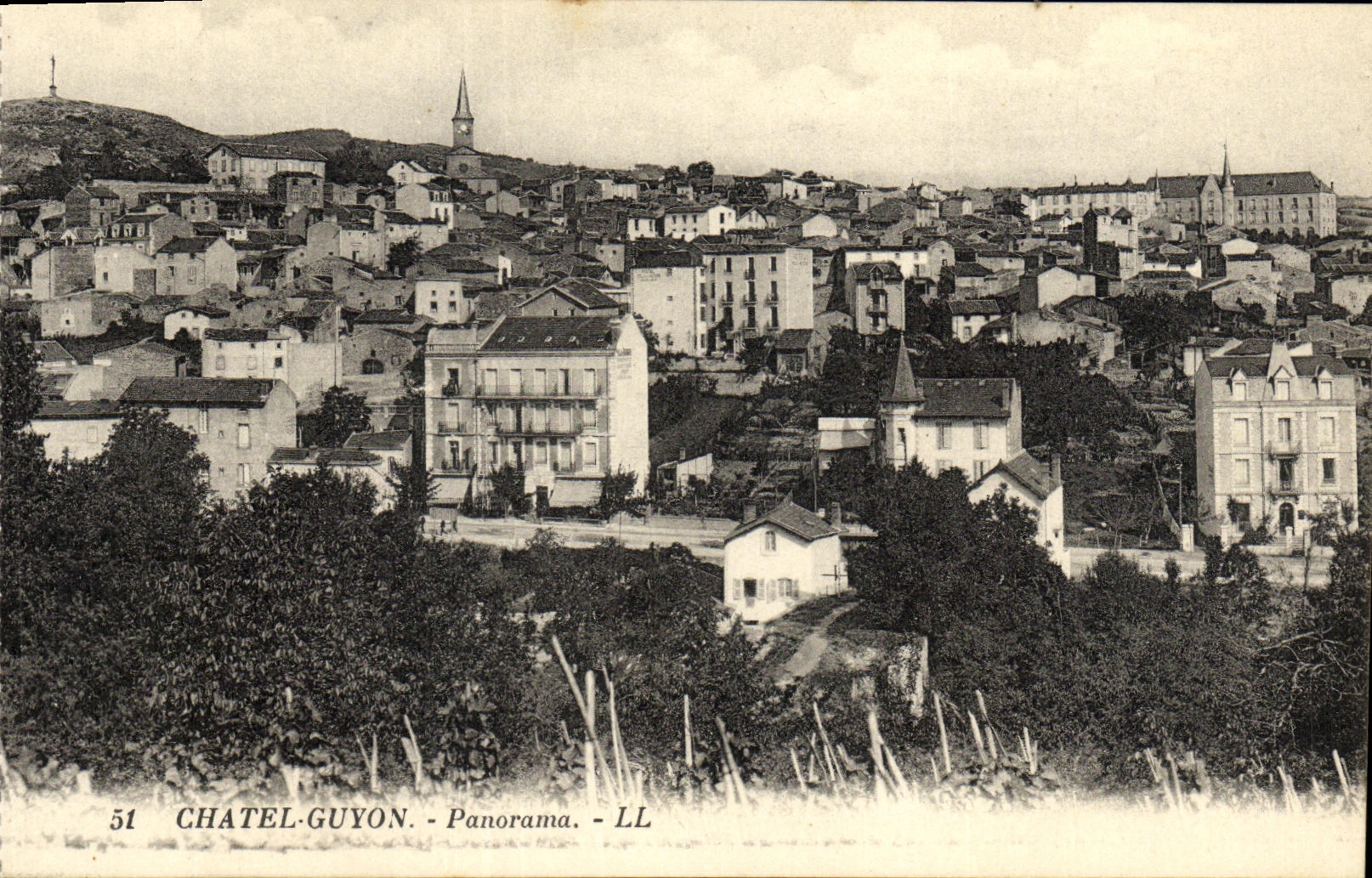 Panorama de Chatel Guyon de la POSTAL de la VENDIMIA