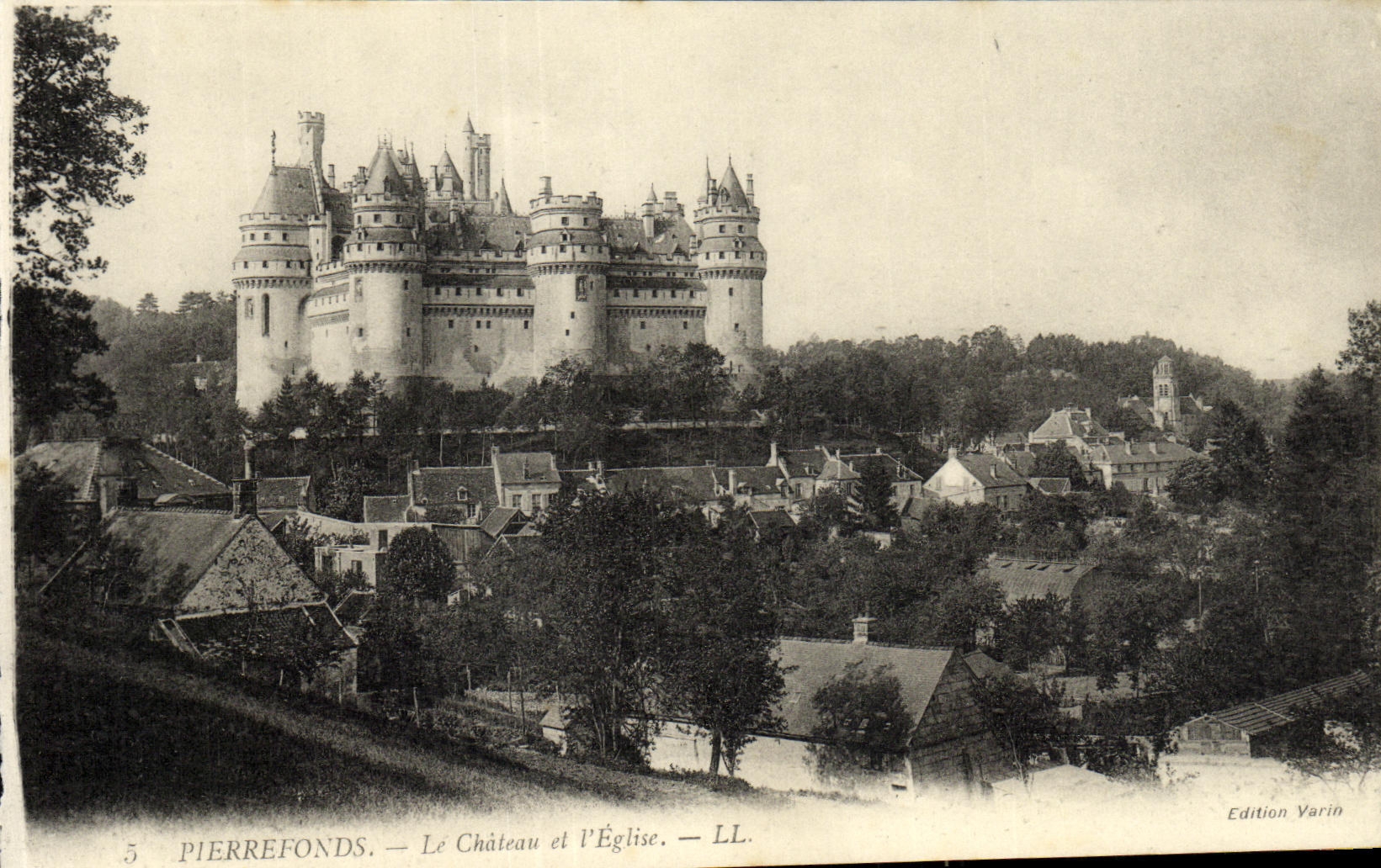 CPA Pierrefonds Le Chateau et l Eglise