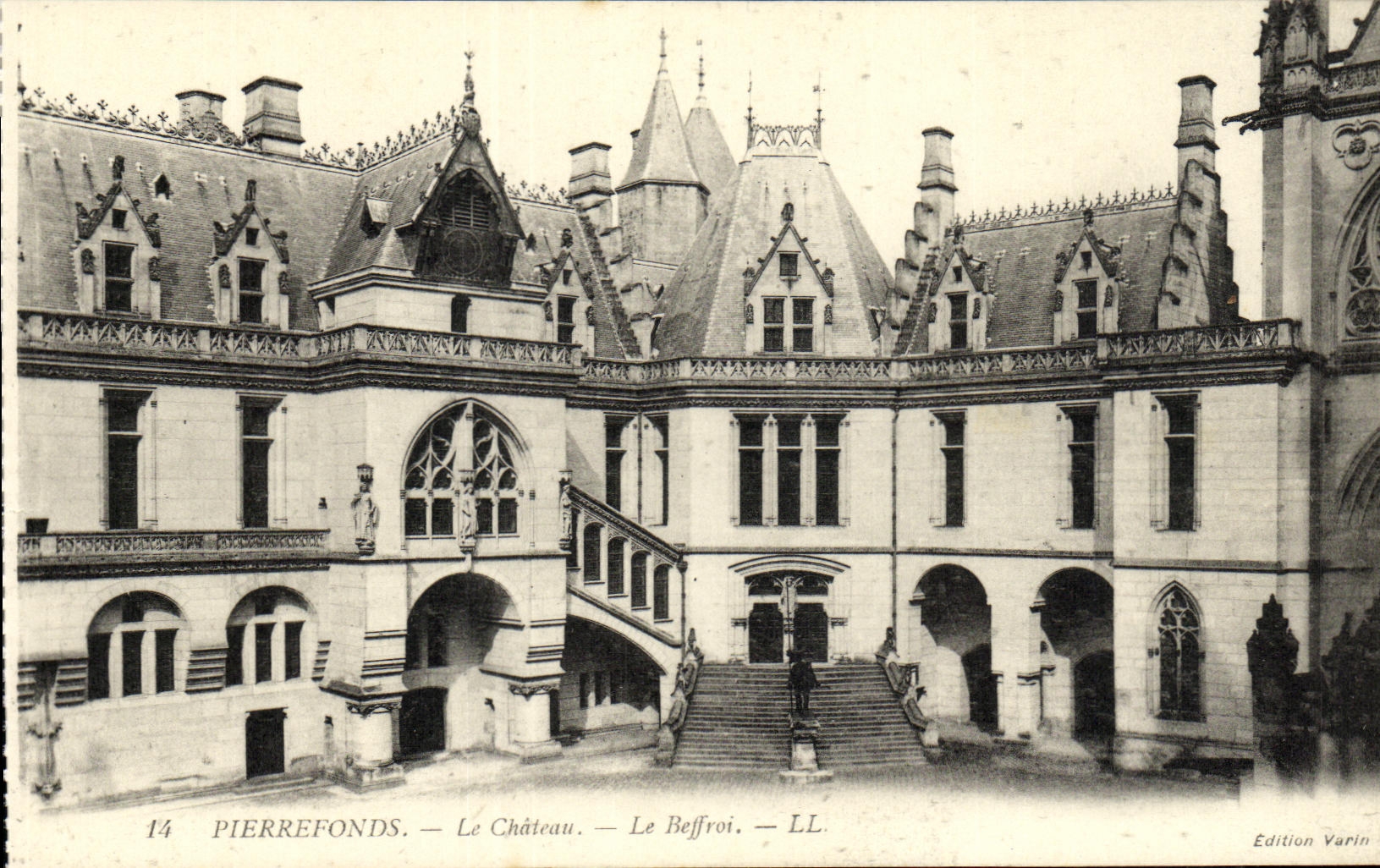 CPA Pierrefonds Le Chateau Le Beffroi