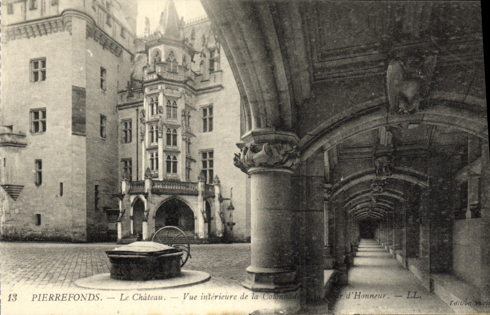 CPA Pierrefonds Le Chateau Vue interieure de la colonnade de la cour d honneur