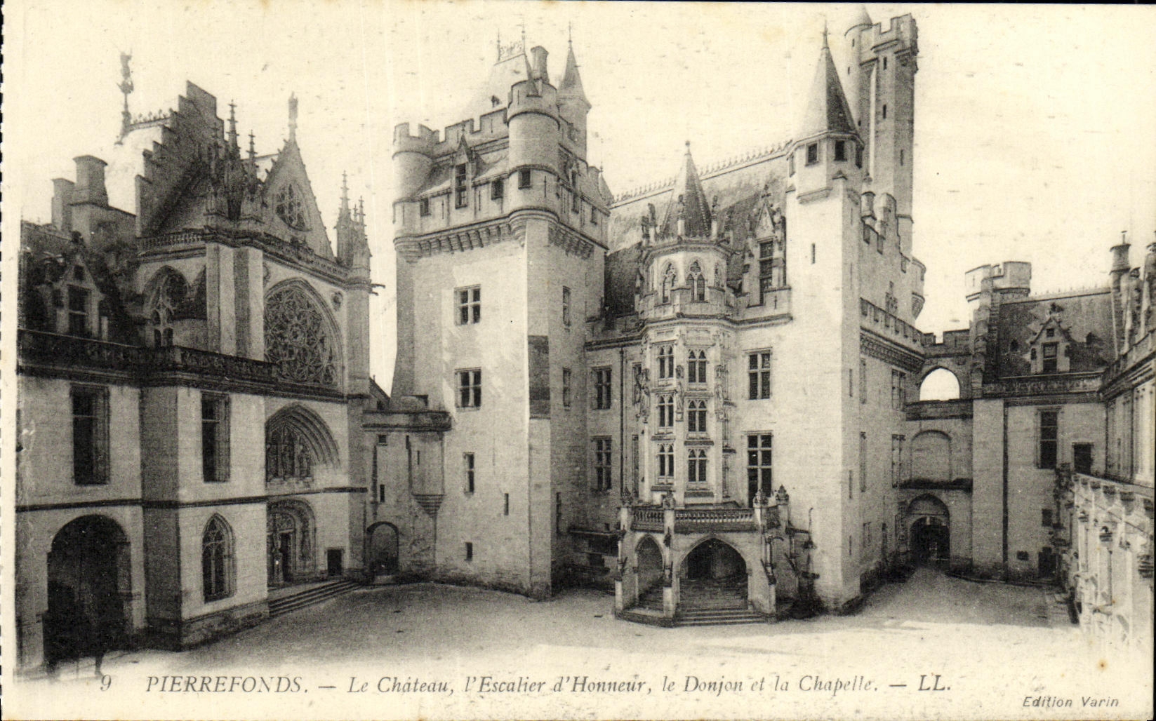 CPA Pierrefonds Le Chateau l Escalier d Honneur le Donjon et la Chapelle