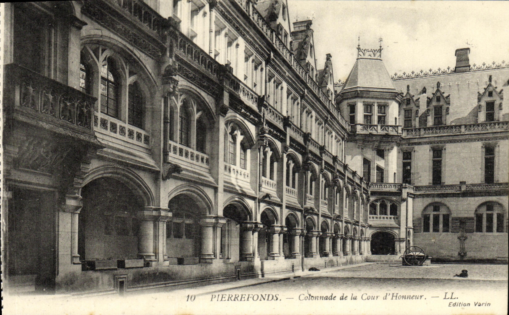 CPA Pierrefonds Colonnade de la Cour d Honneur