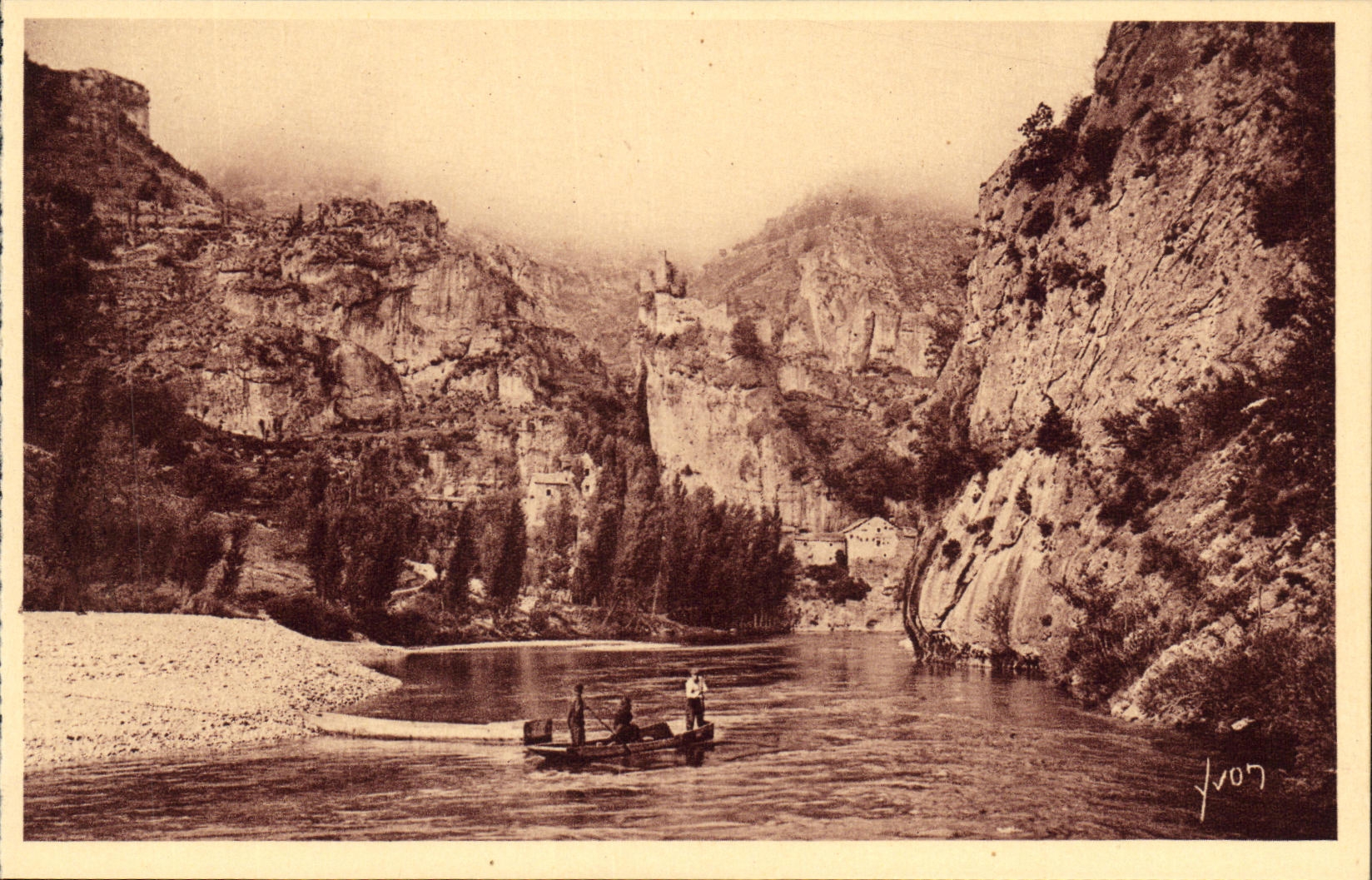 CPA Gorges Du Tarn Castelbouc Le Tarn au Pied du Village et du vieux chateau
