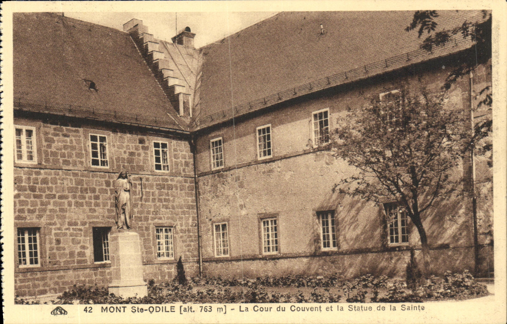 CPA Mont Ste Odile La Cour du Couvent et la Statue de la Sainte