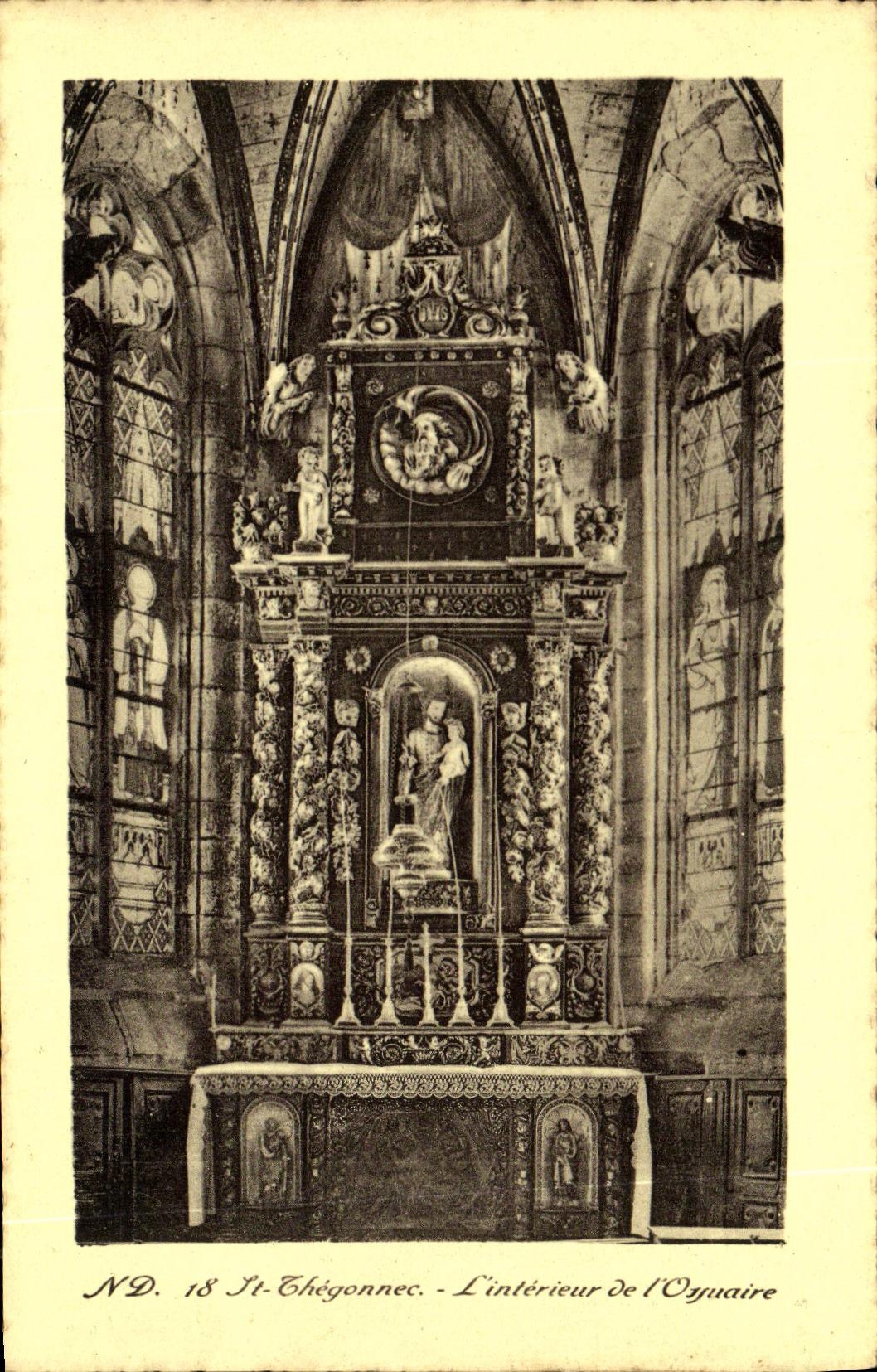 CPA St Thegonnec Interieur de L Ossuaire