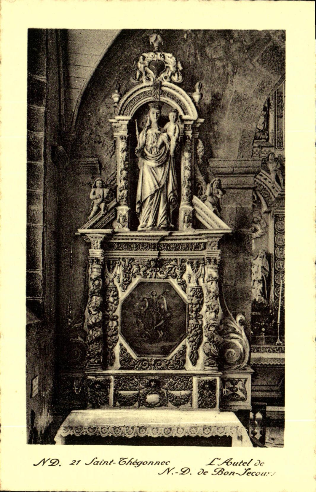 CPA St Thegonnec L autel de ND de Bon SEcours