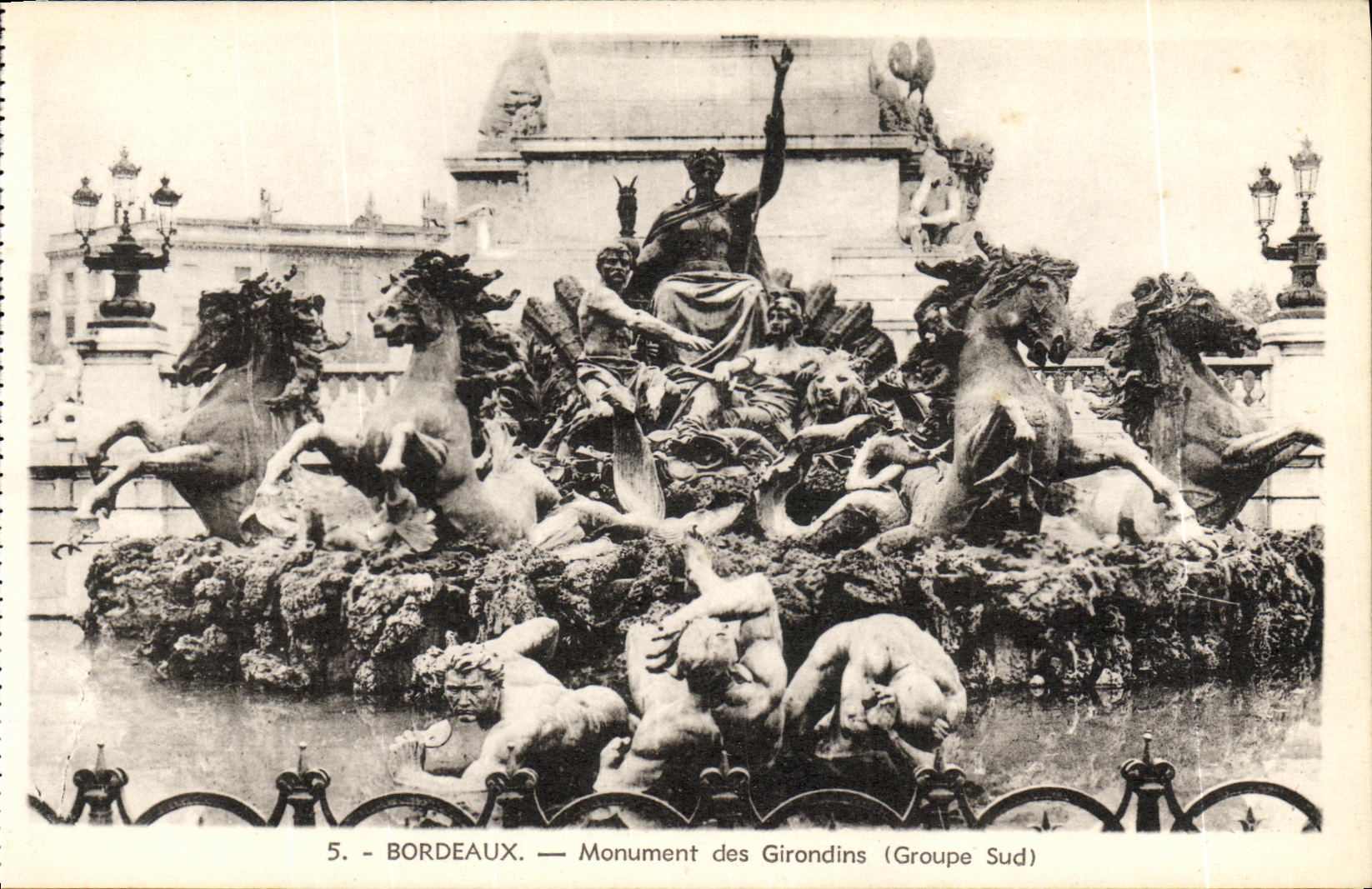 CPA Bordeaux Le Monument des Girondins Groupe Sud
