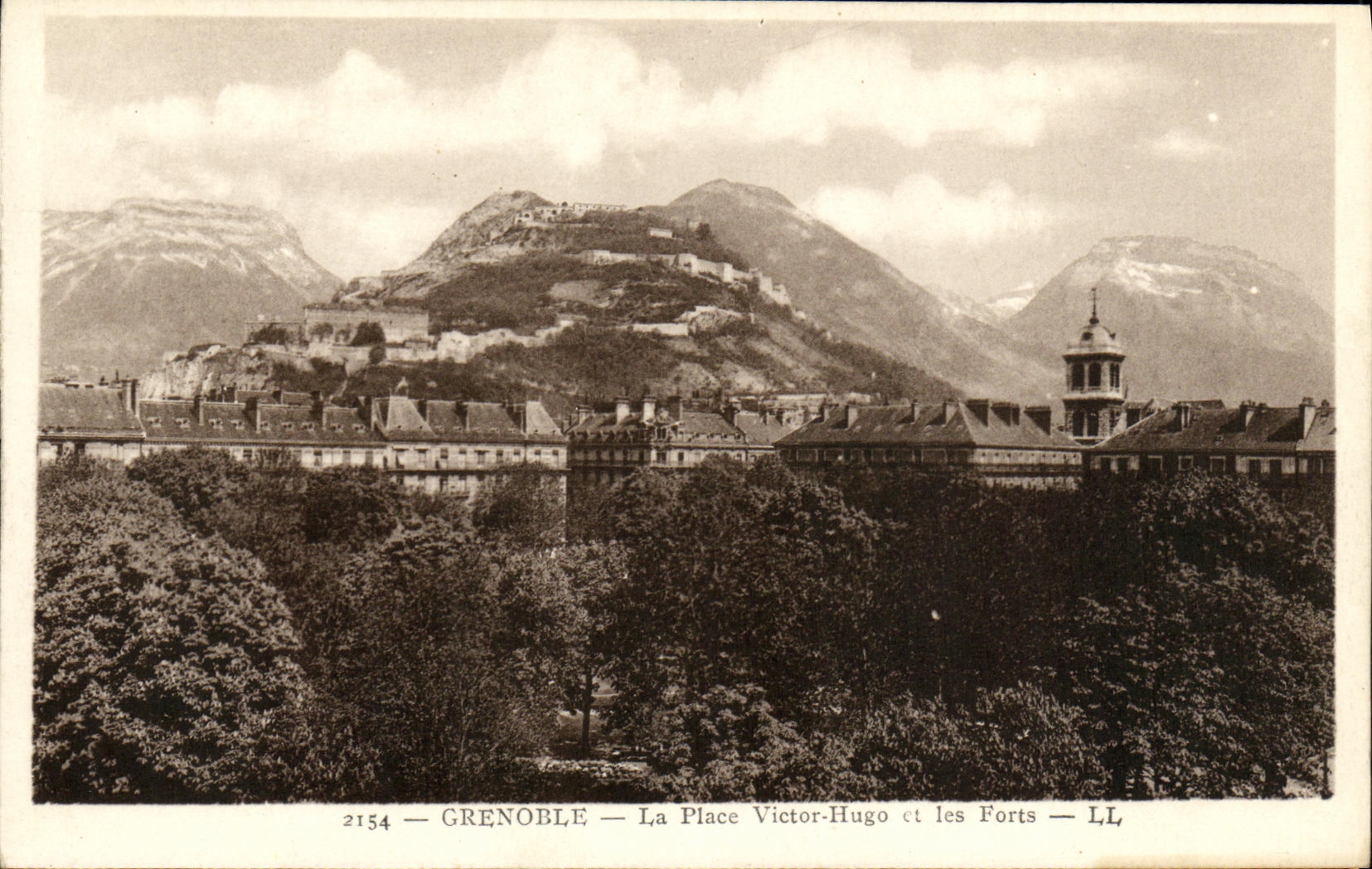 CPA Grenoble La Place Victor Hugo et les forts