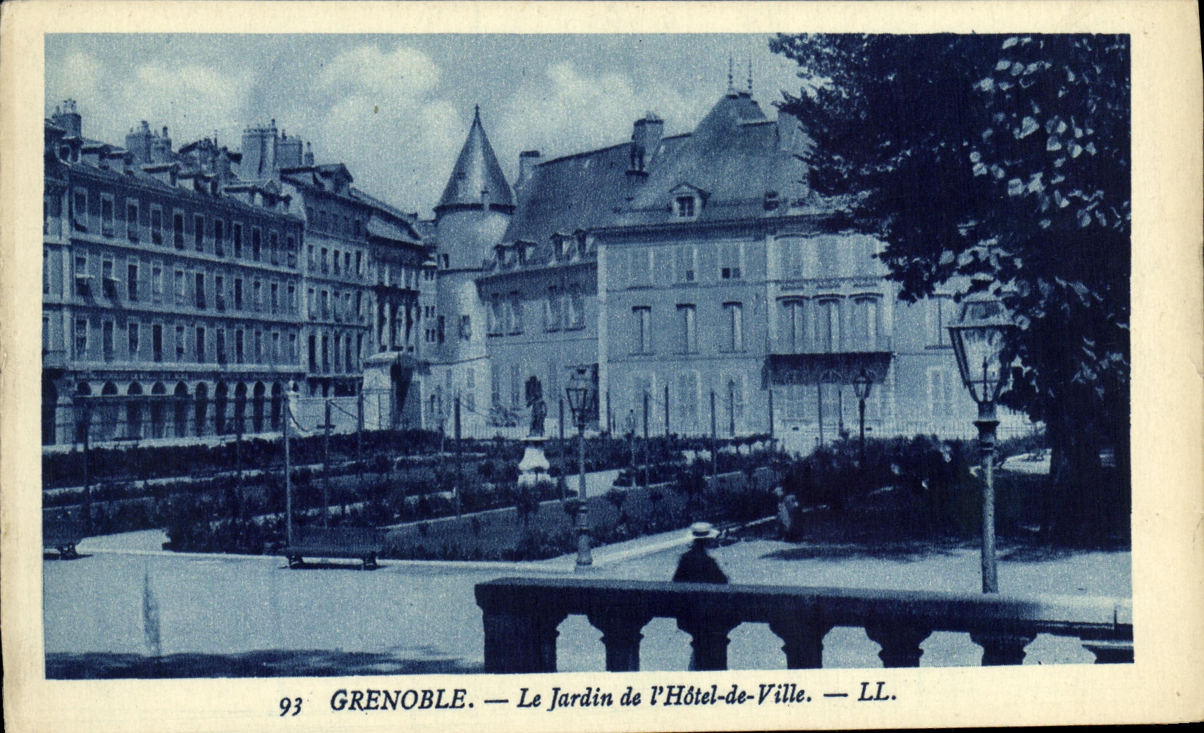 CPA Grenoble La Jardin de L Hotel de Ville