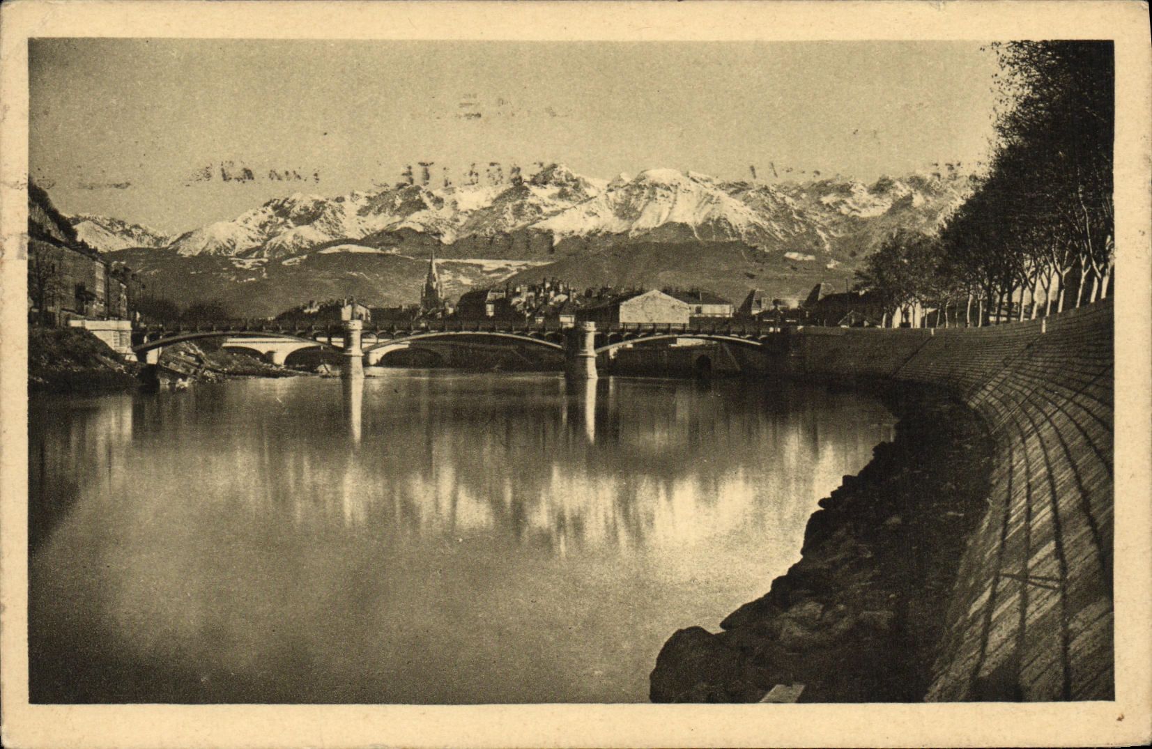 CPA Grenoble Pont de la porte de France Le quai et les Alpes