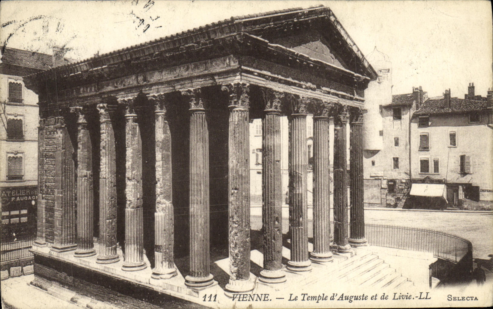 CPA Vienne Le Temple d Auguste et de Livie