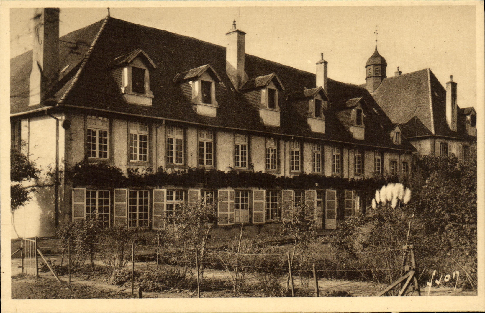 VINTAGE POSTCARD Paray Monial Frontage of the Monastery of the Visitation of the Dimension of the Garden