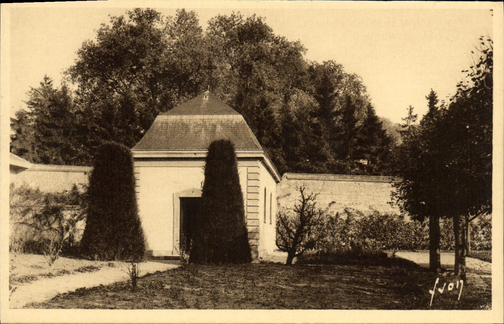 VINTAGE POSTCARD Paray Monial Monastery of the Visitation First vault dediee with the Sacring Heart