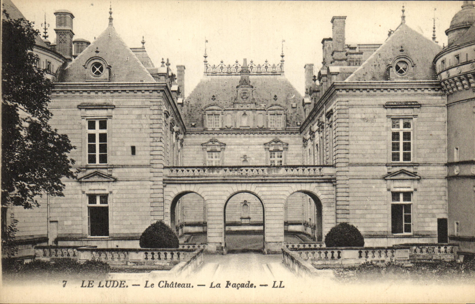 VINTAGE POSTCARD Lude the Castle the Frontage