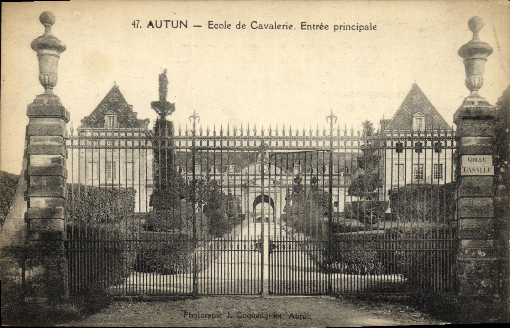 CPA Autun Ecole de Calvalerie Entree principale Militaria