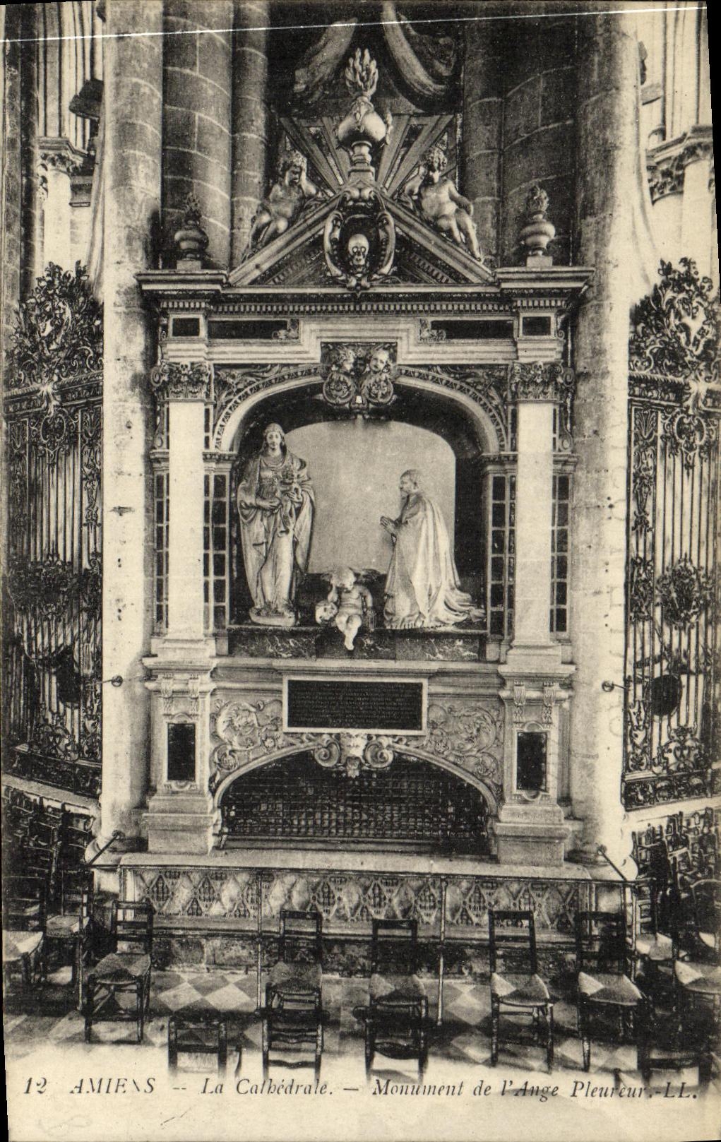 CPA Amiens La Cathedrale Monument de l ange pleureur