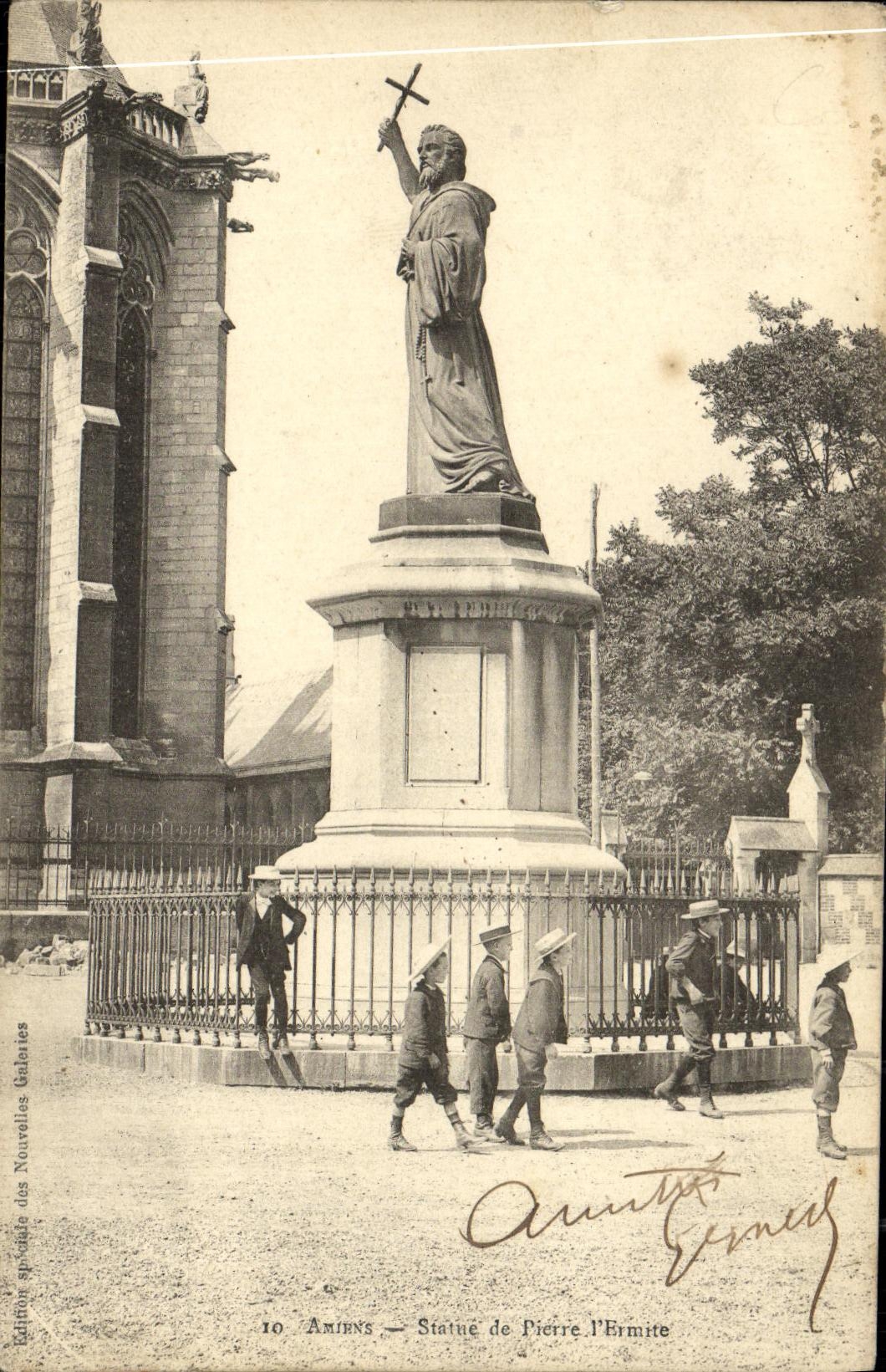 CPA Amiens Statue de Pierre l Ermite Enfants