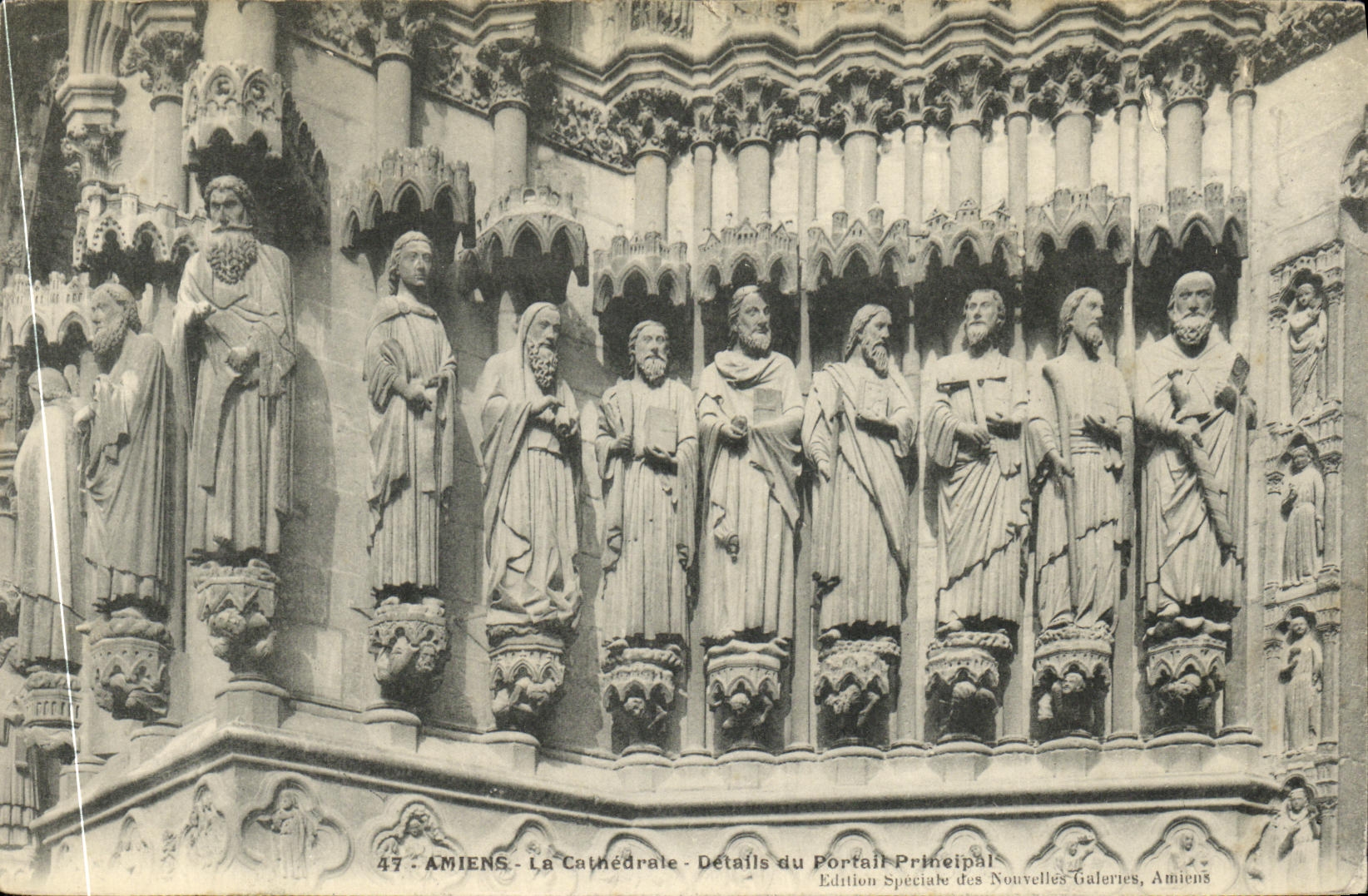 CPA Amiens La Cathedrale Details du Portail principal