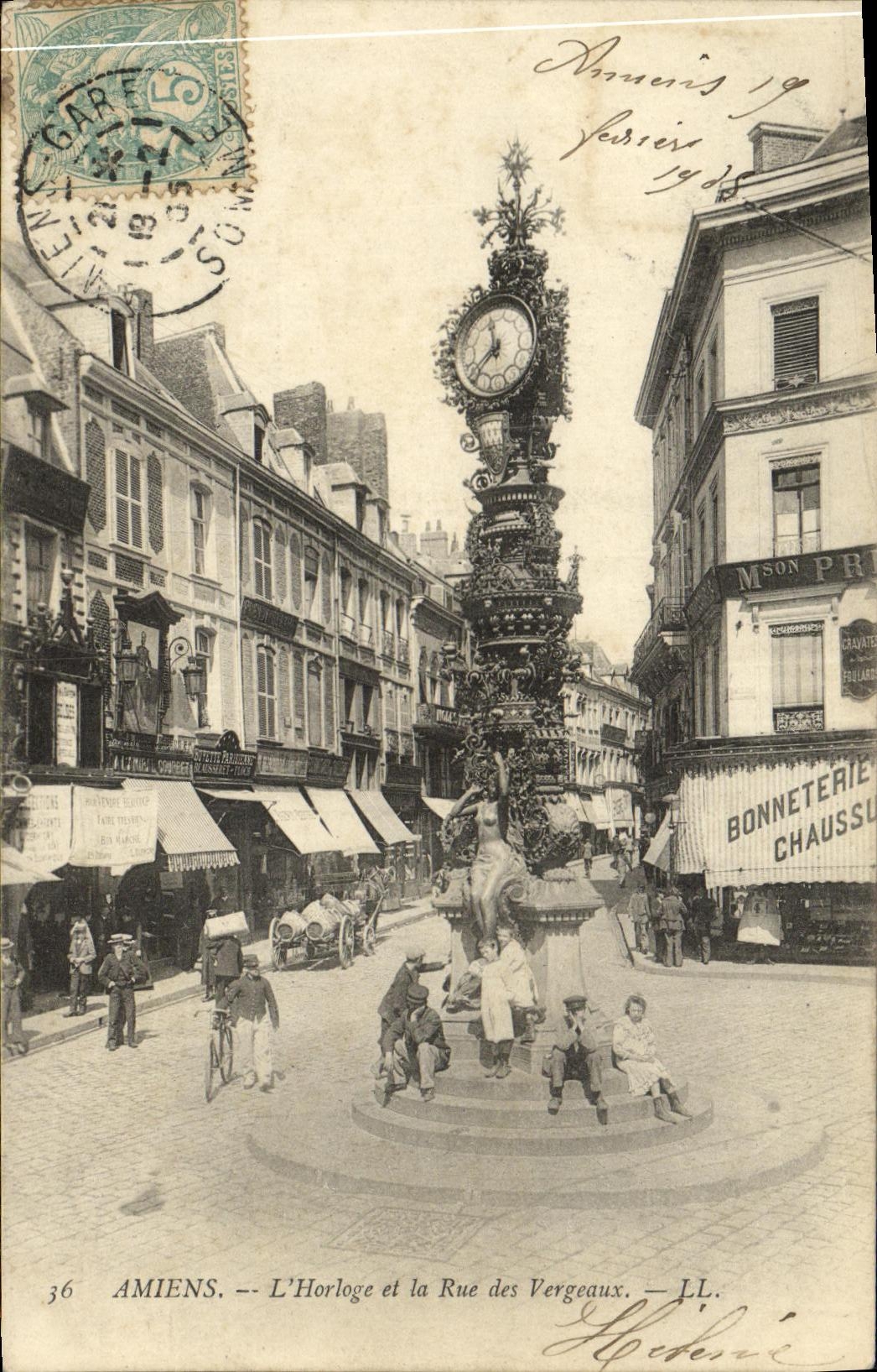CPA Amiens L Horloge et la Rue des Vergeaux Enfants