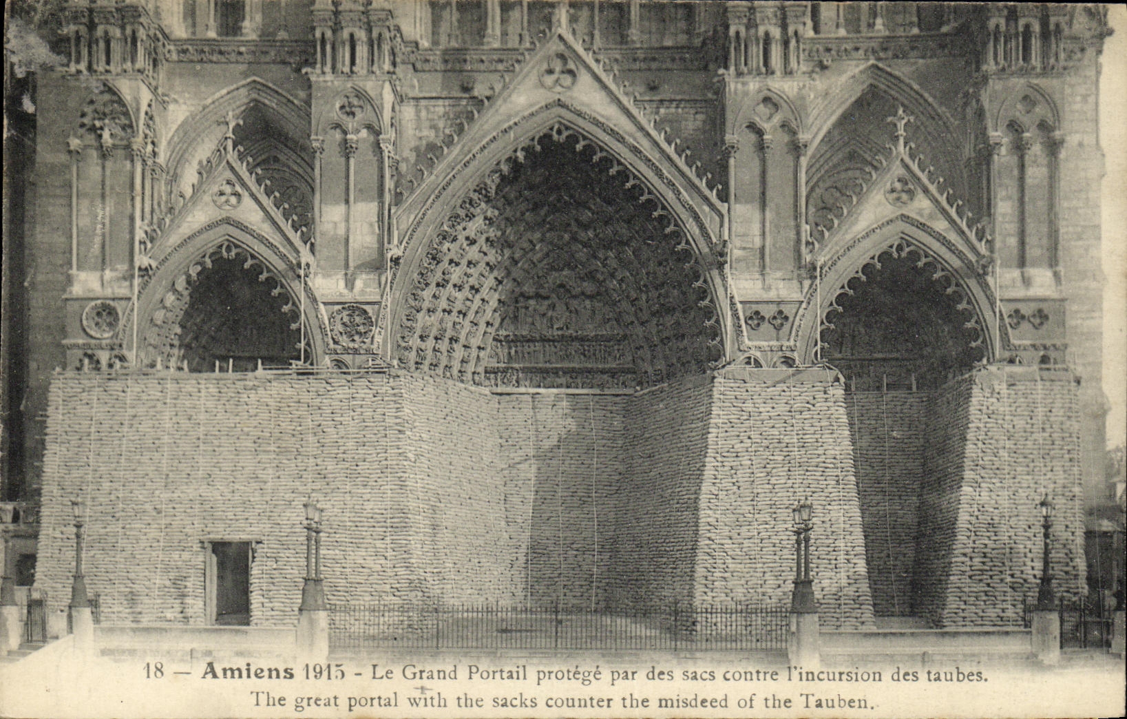 CPA Amiens Le grand Portail protege par des contre l incursion des taubes Militaria