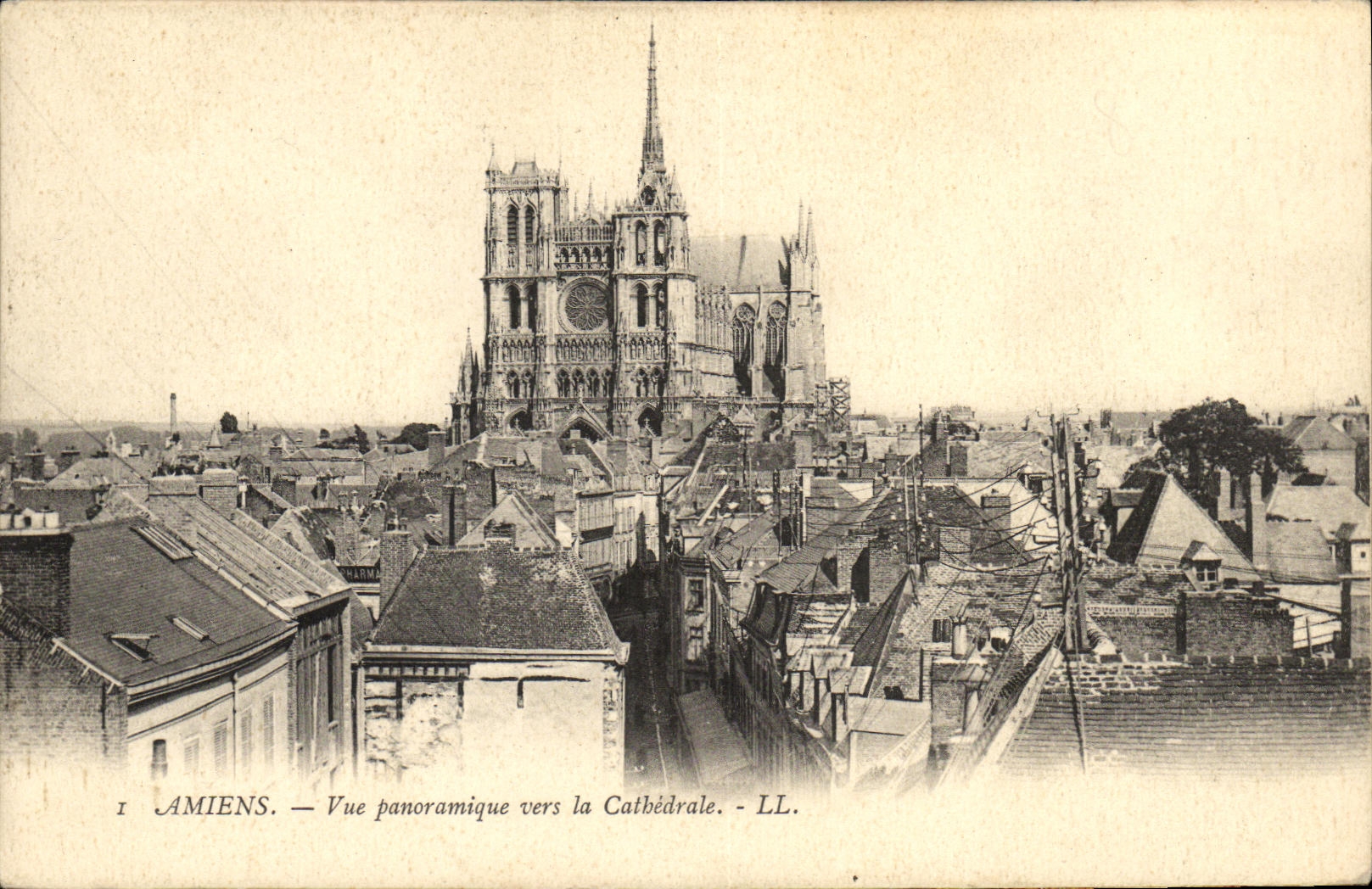 CPA Amiens Vue Panoramique vers la Cathedrale