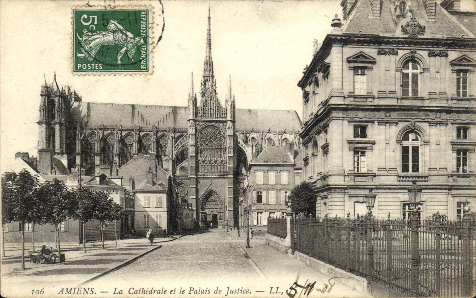 CPA Amiens La Cathedrale et le Palais de Justice
